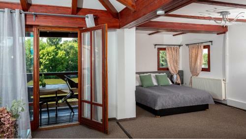 Bed & Breakfast �den Lounge Restaurant & Pension