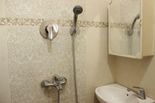 Strategic & Comfy Studio At Gateway Cicadas Apartment By Travelio