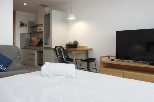 Comfy & Artsy Studio At Beverly Dago Apartment By Travelio