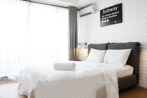 Comfy & Artsy Studio At Beverly Dago Apartment By Travelio