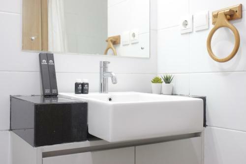 Comfy & Artsy Studio At Beverly Dago Apartment By Travelio