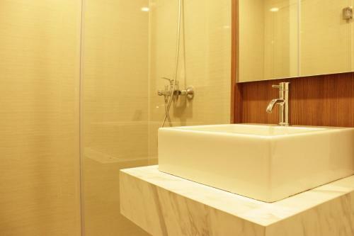 Modern Elegant 2br Apartment Tamansari Tera Residence By Travelio