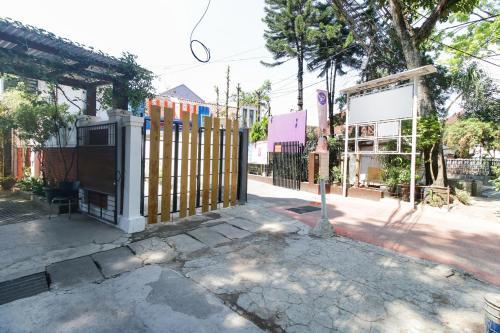 Hostal Reddoorz Near Riau Junction Mall 2