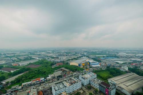 Homey And Warm Studio Apartment Oasis Cikarang By Travelio