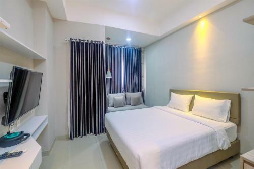 Homey And Warm Studio Apartment Oasis Cikarang By Travelio