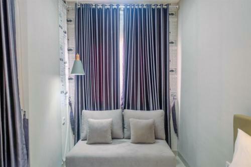 Homey And Warm Studio Apartment Oasis Cikarang By Travelio