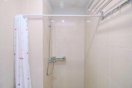 Homey And Warm Studio Apartment Oasis Cikarang By Travelio