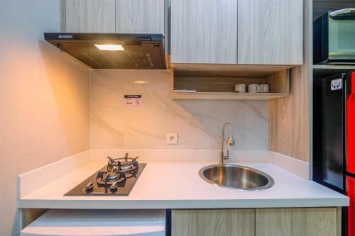 Homey And Warm Studio Apartment Oasis Cikarang By Travelio