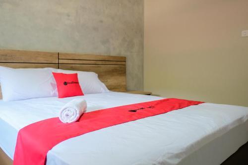 Hotel Reddoorz Near Trans Studio Mall Cibubur 3