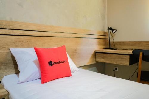 Hotel Reddoorz Near Trans Studio Mall Cibubur 3