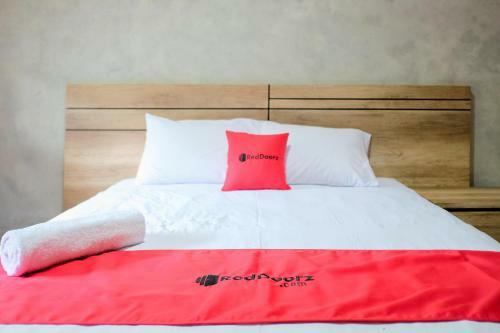 Hotel Reddoorz Near Trans Studio Mall Cibubur 3