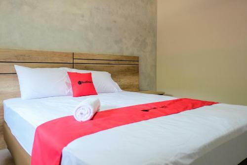 Hotel Reddoorz Near Trans Studio Mall Cibubur 3