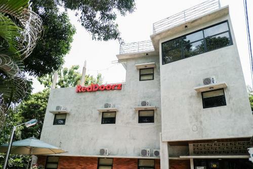 Hotel Reddoorz Near Trans Studio Mall Cibubur 3
