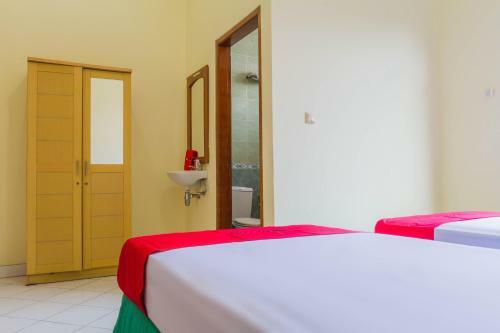 Hostal Reddoorz Near Grage City Mall 2
