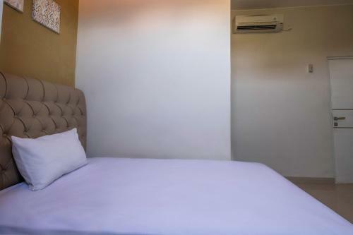 Hotel Oyo Life 1877 Side Corner