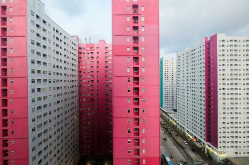 Comfortable 2br Green Pramuka Apartment By Travelio