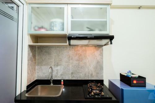 Comfortable 2br Green Pramuka Apartment By Travelio