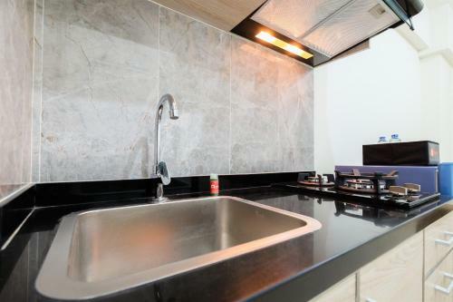 Comfortable 2br Green Pramuka Apartment By Travelio