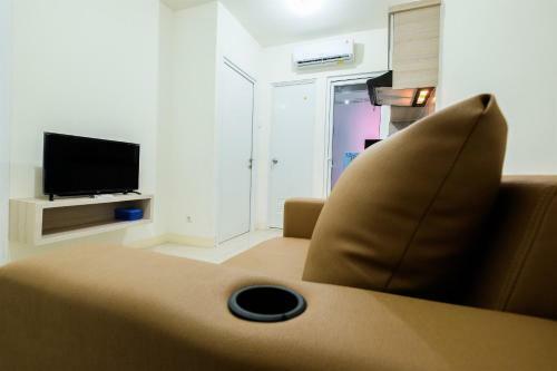 Comfortable 2br Green Pramuka Apartment By Travelio