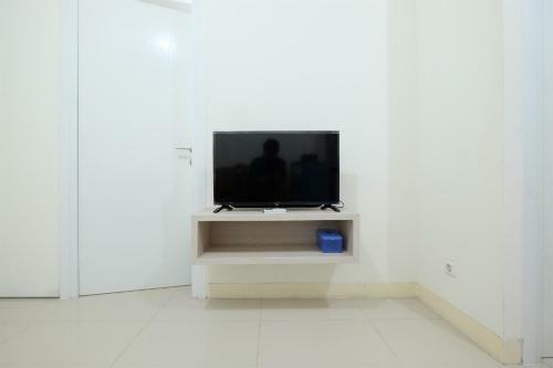 Comfortable 2br Green Pramuka Apartment By Travelio