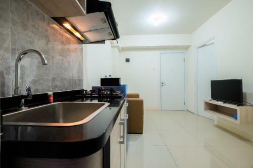 Comfortable 2br Green Pramuka Apartment By Travelio