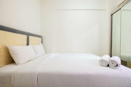 Comfortable 2br Green Pramuka Apartment By Travelio