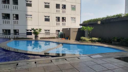 Comfortable 2br Green Pramuka Apartment By Travelio