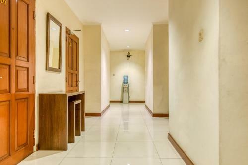 Hostal Reddoorz Plus Near Dharmawangsa Square