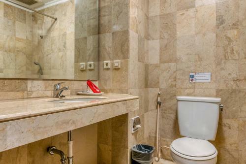 Hostal Reddoorz Plus Near Dharmawangsa Square