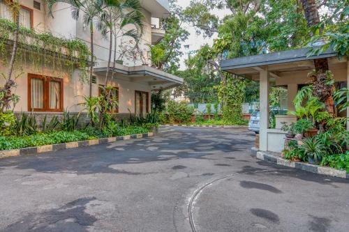 Hostal Reddoorz Plus Near Dharmawangsa Square