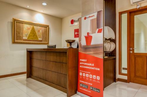 Hostal Reddoorz Plus Near Dharmawangsa Square