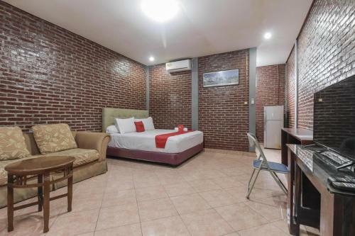 Hostal Reddoorz Plus @ Ampera Raya
