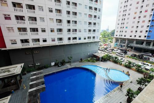 Modern And Comfy 2br Green Pramuka Apartment By Travelio