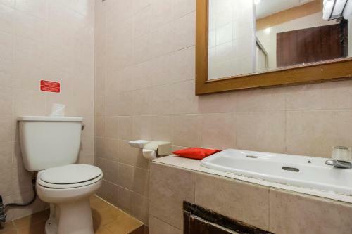 Hostal Reddoorz Plus Near Gbk Senayan