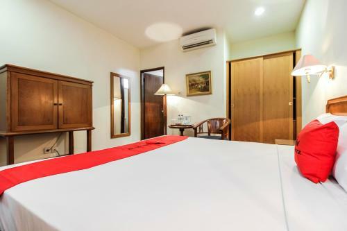 Hostal Reddoorz Plus Near Gbk Senayan