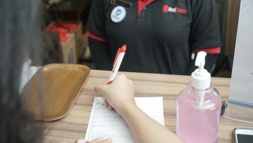 Hostal Reddoorz Plus Near Gbk Senayan