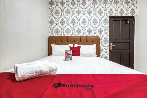 Hostal Reddoorz Near Tomang 2