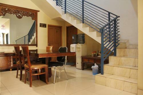 Hostal Reddoorz Near Tomang 2