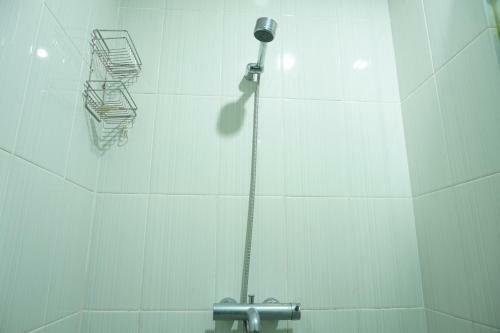 Comfy Studio Tamansari Semanggi Apartment By Travelio