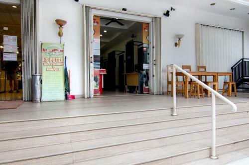 Hotel Oyo 3733 Guntur 40 Residence