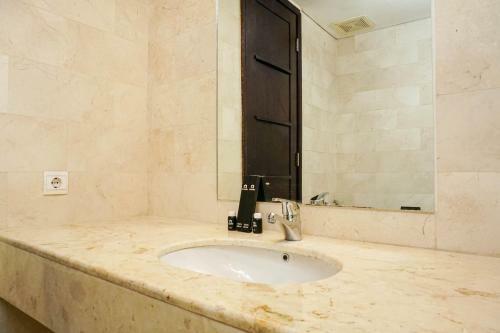 Spacious And Elegant 2br @ The Masterpiece Apartment By Travelio