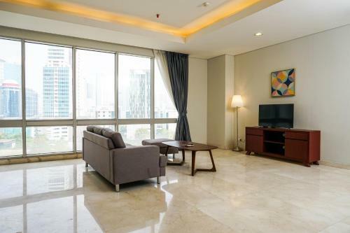 Spacious And Elegant 2br @ The Masterpiece Apartment By Travelio