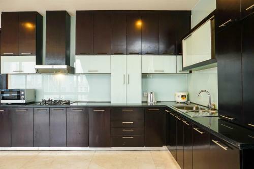Spacious And Elegant 2br @ The Masterpiece Apartment By Travelio