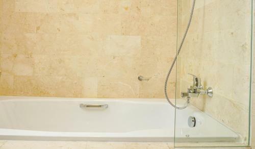 Spacious And Elegant 2br @ The Masterpiece Apartment By Travelio