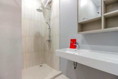 Hostal Reddoorz Plus @ Kwitang 2
