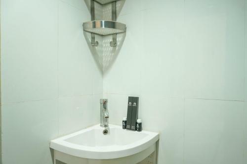 Best Spacious Studio Belmont Residence Puri Apartment By Travelio