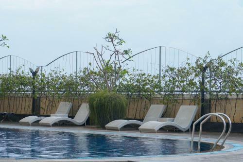 Best Spacious Studio Belmont Residence Puri Apartment By Travelio