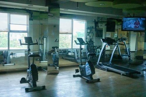Best Spacious Studio Belmont Residence Puri Apartment By Travelio