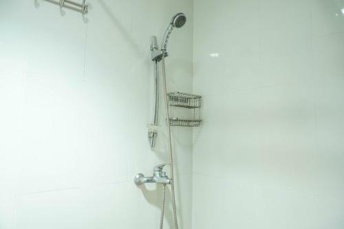 Best Spacious Studio Belmont Residence Puri Apartment By Travelio