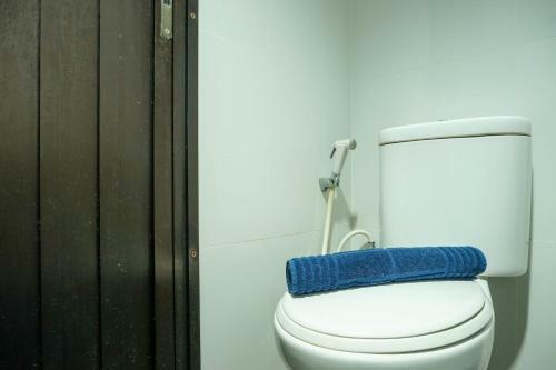 Best Spacious Studio Belmont Residence Puri Apartment By Travelio